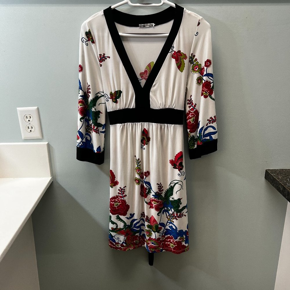 Cute v-neck dress with back tie